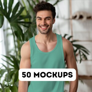 Op de afbeelding: Een man draagt een turquoise tanktop. De tanktop is effen en heeft een ronde hals. De tekst "50 MOCKUPS" staat op een witte banner voor de tanktop.