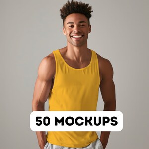 Op de afbeelding: Een man draagt een geel tanktop zonder mouwen. Het tanktop is leeg en klaar voor een ontwerp. De tekst "50 MOCKUPS" staat op een wit banner voor de man.
