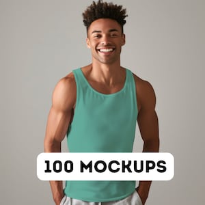 Pu&ograve; includere: Un uomo indossa una canotta color turchese. La canotta &egrave; vuota e pronta per essere personalizzata. 100 mockup.