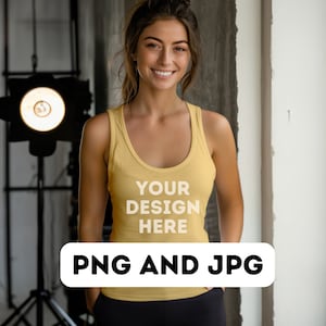 Pu&ograve; includere: Una donna indossa una canotta gialla con la scritta "YOUR DESIGN HERE" stampata sul davanti. Il testo &egrave; bianco. La canotta &egrave; un mockup per un progetto di design. L'immagine &egrave; etichettata "PNG AND JPG" in un rettangolo nero.