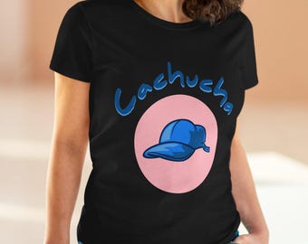 Camiseta Con Palabra Salvadoreña “Cachucha”, Camisa de Mujer de Tela Peso Medio en Blanca, Negra o Morada