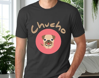 Camiseta Con Palabra Salvadoreña “Chucho”, Camisa de Hombre Tela Ligera Viene en Blanca, Negra o Azul