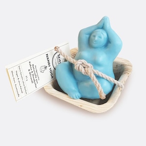 Handgemachte Naturseife/Seife, YOGA Figur. Vegan & palmölfrei, ohne Duftstoffe und ohne Mikroplastik, in einer Palmblattschale.