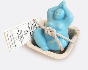 Handgemachte Naturseife/Seife, YOGA Figur. Vegan & palmölfrei, ohne Duftstoffe und ohne Mikroplastik, in einer Palmblattschale.