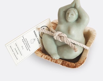 Handgemachte Naturseife/Seife NANDI YOGA Figurenseife. Vegan & palmölfrei, ohne Duftstoffe und ohne Mikroplastik, in einer Palmblattschale.