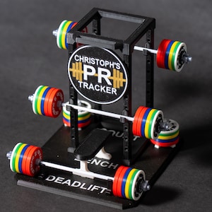 PR Tracker V2 - Visualizzazione record personali - Design ottimizzato - Torre di potenza in miniatura personalizzabile 1:20 - Trofeo da tavolo - Powerlifting