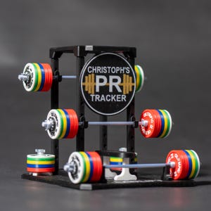 PR Tracker V2 – Personal Record Display – Optimized Design – Customizable Miniature Power Rack 1:20 – Desk Trophy – Powerlifting