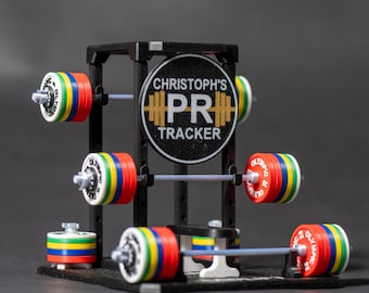 PR Tracker V2 – Personal Record Display – Optimized Design – Customizable Miniature Power Rack 1:20 – Desk Trophy – Powerlifting