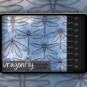 Op de afbeelding: Een digitale illustratie van een libel op een blauwe aquarel achtergrond. De afbeelding is gelabeld "Dragonfly Procreate Stamps" en toont 14 verschillende libel stempels.
