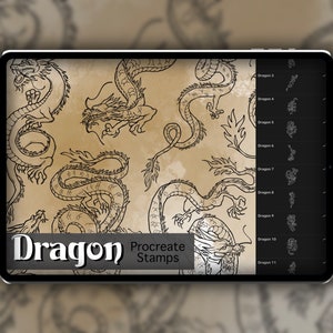 Könnte beinhalten: Eine digitale Illustration von 11 verschiedenen Drachen-Designs auf einem beigefarbenen Hintergrund. Der Text "Dragon Procreate Stamps" befindet sich am unteren Rand des Bildes.