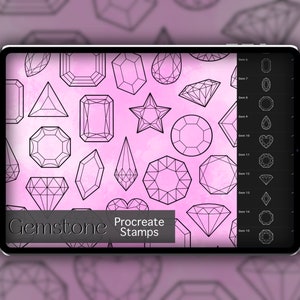 Op de afbeelding: Een digitaal tabletscherm dat een set van 15 edelsteenstempels voor Procreate weergeeft. De stempels zijn zwart omlijnd en gerangschikt in een raster op een donkere achtergrond. De tablet staat op een roze en witte aquarel achtergrond met een patroon van verschillende edelsteenvormen.