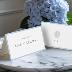 Tarjetas de lugar para boda costera, tarjeta de nombre azul polvoriento, mesa de playa tropical, plantilla imprimible y plegada, descarga instantánea, miércoles 23