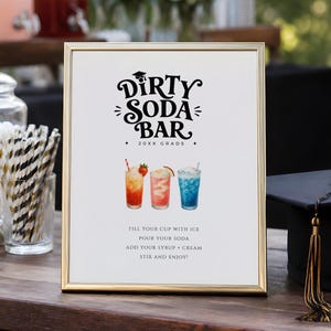 Puede incluir: Un letrero con marco dorado y texto negro que dice Dirty Soda Bar 20XX Grads, con ilustraciones de tres refrescos coloridos. El texto inferior indica: Fill your cup with ice, pour your soda, add your syrup + cream, stir and enjoy.