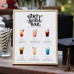 Puede incluir: Un letrero con marco dorado titulado Dirty Soda Bar con un icono de birrete de graduación y el texto 20XX Grads. Muestra seis ilustraciones de bebidas con nombres como Glass Dismissed, Honor Roll, Tassel Trouble, Cap & Gown, Final Exam y Walk The Stage.