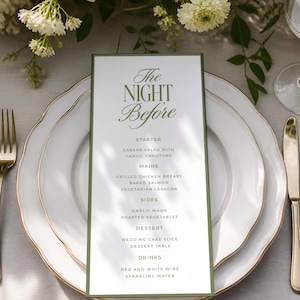 Könnte beinhalten: Eine rechteckige Menükarte mit dunkelgrünem Rand und weißem Hintergrund, die den Text The Night Before sowie eine Liste von Gängen enthält, darunter Caesar Salad, gegrilltes Hähnchen, Lachs, Lasagne, Knoblauchpüree, Gemüse, Kuchen und Getränke.