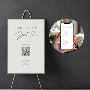 Może przedstawiać: Znak planu rozmieszczenia miejsc na weselu z napisem "TAKE YOUR Seat" w ozdobnym kroju pisma. Znak zawiera kod QR i imiona "SARAH i BLAKE" z datą "12 WRZEŚNIA 20XX". Smartfon wyświetla listę miejsc.