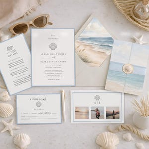 Puede incluir: Juego de papelería de boda con temática de playa. Incluye invitaciones, tarjetas de confirmación de asistencia, tarjeta de detalles y sobre con una escena de playa en acuarela. Las invitaciones presentan un gráfico de concha y los nombres "Sarah Emily Jones" y "Blake Simon Smith".