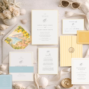 Puede incluir: Conjunto de papelería de boda con temática de limón, que incluye invitaciones y tarjetas de detalles. La paleta de colores es crema, amarillo y azul claro. Los elementos decorativos incluyen conchas marinas, gafas de sol y un jarrón con flores.
