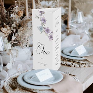 Numéro de table de mariage à trois volets bleu poussiéreux, menu du support triangle violet, code QR imprimable avec photo, modèle floral, téléchargement immédiat, MER20