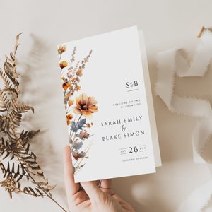 Könnte beinhalten: Eine Hochzeitseinladung mit einem Aquarell-Blumendesign in Braun-, Orange- und Gelbtönen. Der Text lautet "S&B Willkommen zur Hochzeit von Sarah Emily & Blake Simon Sa 26. Aug Toronto, Ontario."