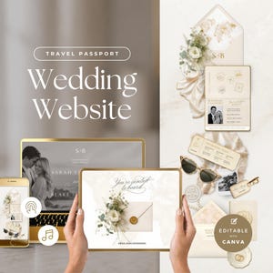 Op de afbeelding: Een digitale trouwuitnodigingsset met een reispaspoortthema, inclusief een laptop en tablet met websitetemplates, een instapkaart, enveloppen met gouden wereldkaartvoeringen, bloemaccenten, een zonnebril en een bagagelabel.