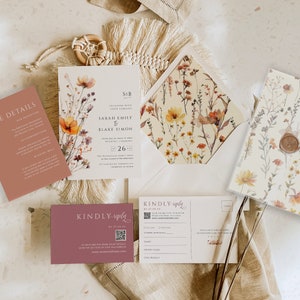 Puede incluir: Conjunto de invitaciones de boda con un diseño floral. La invitación presenta una ilustración de acuarela de flores silvestres en tonos rosa, amarillo y naranja. La tarjeta RSVP incluye un código QR y un espacio para que los invitados indiquen su asistencia. El texto de la invitación dice: "S&B Junto con nuestras familias Sarah Emily & Blake Simon Únase a nosotros para compartir nuestra ceremonia de boda Sáb 26 a las 4:00 PM Dos mil veintiséis en Canyon Rim Todos son bienvenidos a unirse a nosotros después para una recepción"