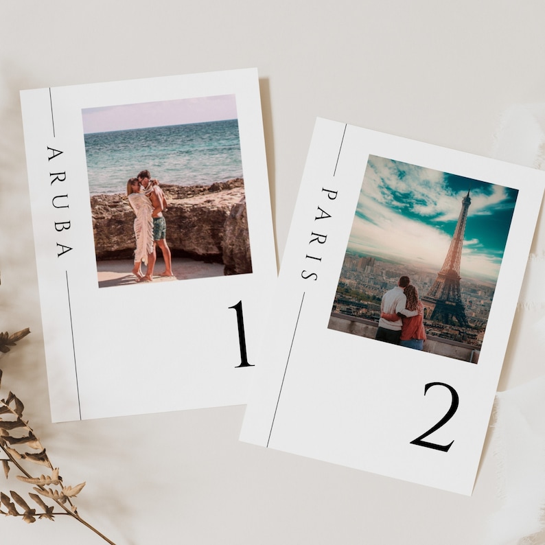 K&ouml;nnte beinhalten: Zwei wei&szlig;e Karten mit schwarzem Text und Fotos. Die erste Karte sagt "ARUBA" und hat ein Foto von einem Paar am Strand. Die zweite Karte sagt "PARIS" und hat ein Foto von einem Paar vor dem Eiffelturm. Die Karten sind mit 1 und 2 nummeriert.