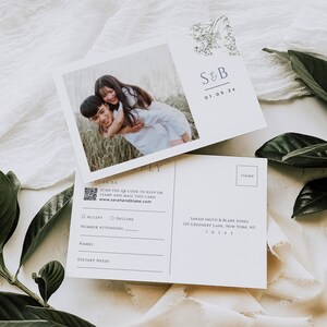 Carte postale RSVP QR Code, faire-part carte-réponse « Baby Breath », insert de mariage bleu sauge poussiéreux, image modèle photo, téléchargement immédiat, WED12