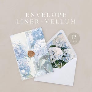 Può includere: Una busta bianca aperta con un motivo floreale di ortensie e un biglietto abbinato con un sigillo di cera. Il biglietto e la busta presentano un dipinto ad acquerello di ortensie blu e bianche. Il testo sull'immagine recita "ENVELOPE LINER + VELLUM" e "12 TAGLIE".