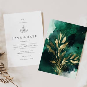 Op de afbeelding: Twee trouwuitnodigingskaarten. Eén kaart is wit met zwarte tekst met de tekst "SAVE the DATE" en de namen "Sarah Emily" en "Blake Simon". De andere kaart heeft een aquarelontwerp met smaragdgroene en goudkleurige accenten.