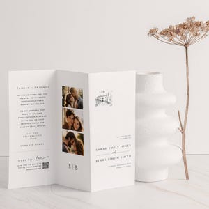 Pode incluir: Um convite de casamento tri-dobrado com fundo branco e texto preto. O convite apresenta uma ilustração em preto e branco de um edifício com um pequeno jardim. O convite também inclui um código QR e o texto "Compartilhe o amor" e "Digitalize o código QR para compartilhar suas fotos #sarahblake".