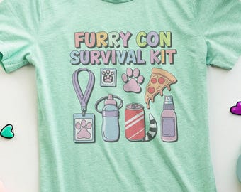 Furry Con Survival Kit Shirt, Pelz Convention T-Shirt, Fursuiter Geschenk, Furry Merch, Lustiges Pelz Shirt, Pastell Pelz Accessoires