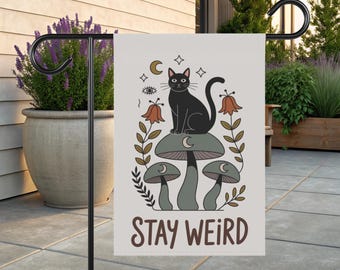 Bandera de jardín &quot;Stay Strange&quot; - Decoración de bienvenida - Decoración divertida - Decoración retro para exteriores - Bandera de rana para jardín