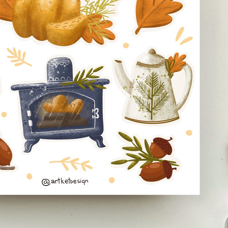 K&ouml;nnte beinhalten: Ein Set mit Herbst-Illustrationen, die einen K&uuml;rbis, eine Teekanne, einen Holzofen, Eicheln und Bl&auml;tter zeigen. Die Illustrationen sind im Cartoon-Stil gehalten und vermitteln ein warmes, gem&uuml;tliches Gef&uuml;hl.