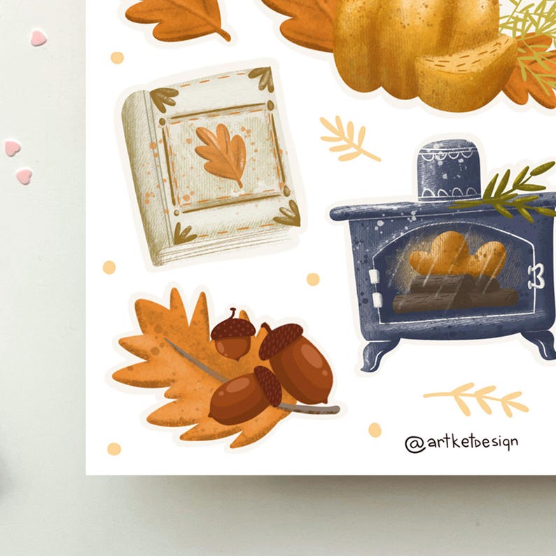 K&ouml;nnte beinhalten: Ein Set mit Herbst-Stickern, die ein Buch, einen Holzofen, Eicheln und Bl&auml;tter zeigen. Die Sticker sind auf wei&szlig;em Hintergrund mit einem hellbraunen Rand.