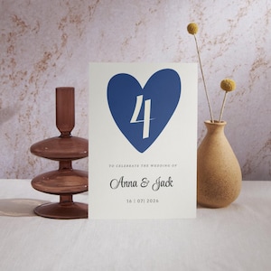 Herz Tischnummern | Anpassbare A5 doppelseitige Karten in jeder Farbe & Schrift für Hochzeiten, Dinnerpartys, Gala-Veranstaltungen
