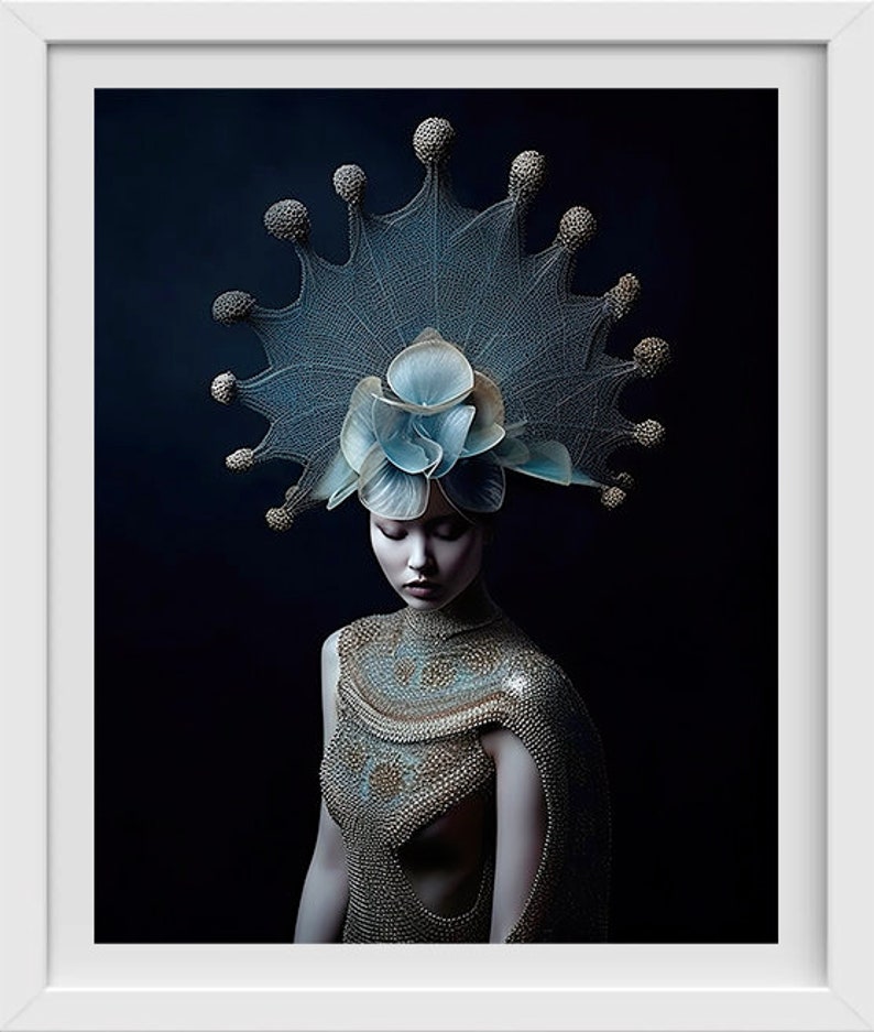 Pode incluir: Uma mulher usando uma coroa de cabe&ccedil;a azul e prata com um top de malha de corrente prateada. O fundo &eacute; azul escuro.
