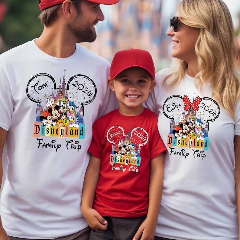Puede incluir: Tres personas con camisetas blancas y rojas a juego con un dise&ntilde;o de Disneyland. Las camisetas presentan un contorno de la cabeza de Mickey Mouse con el texto "Disneyland Family Trip" y el a&ntilde;o 2026. Las camisetas son un recuerdo de viaje familiar.
