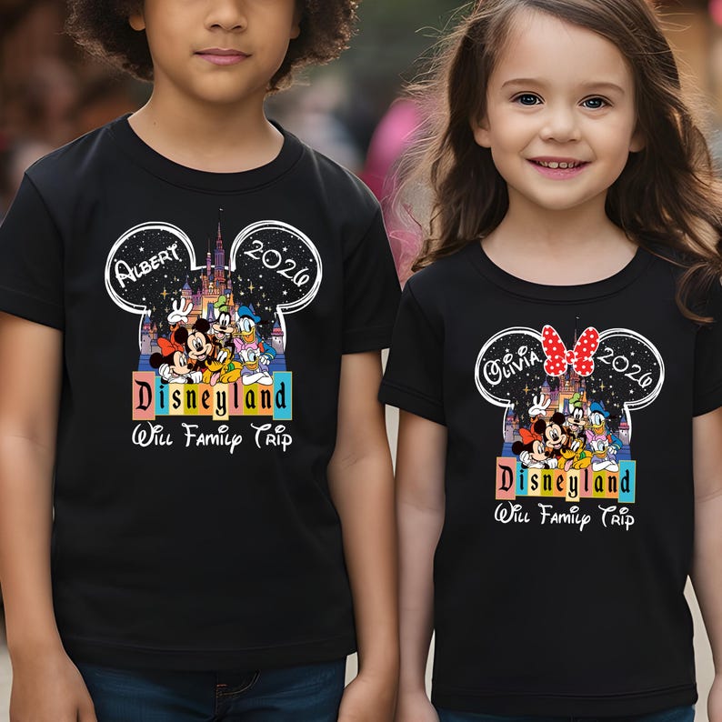 Puede incluir: Camisetas negras con un dise&ntilde;o en forma de Mickey Mouse. Las camisetas muestran el texto "Albert 2020 Disneyland Will Family Trip" y "Olivia 2020 Disneyland Will Family Trip" con gr&aacute;ficos coloridos de personajes de Disney.