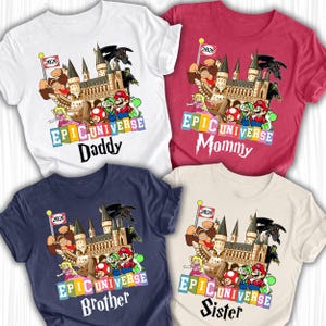 Puede incluir: Cuatro camisetas con gr&aacute;ficos coloridos con personajes y un castillo. Las camisetas son blancas, rojas, azul marino y crema. Cada camiseta tiene el texto "Epic Universe" y el t&iacute;tulo de un miembro de la familia: Daddy, Mommy, Brother y Sister.