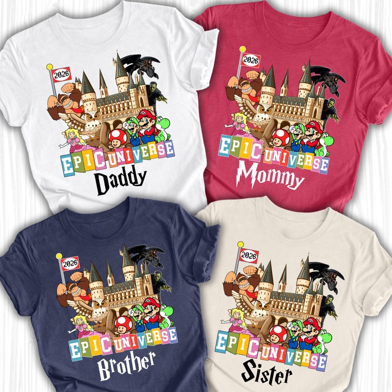 Puede incluir: Cuatro camisetas con gr&aacute;ficos coloridos con personajes y un castillo. Las camisetas son blancas, rojas, azul marino y crema. Cada camiseta tiene el texto "Epic Universe" y el t&iacute;tulo de un miembro de la familia: Daddy, Mommy, Brother y Sister.