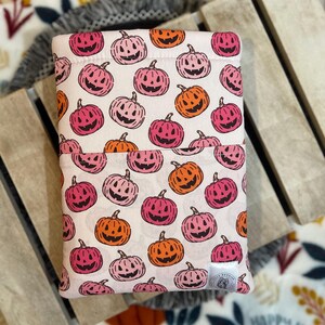Custodia per libri / Custodia imbottita per libri / Copertina per libri / Accessori per libri / Regalo per amanti dei libri / Zucche su rosa