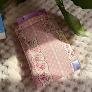 Custodia per libri / Custodia imbottita per libri / Copertina per libri / Accessori per libri / Regalo per amanti dei libri / Custodia tascabile / Vintage Rose