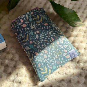 Custodia per libri / Custodia imbottita per libri / Copertina per libri / Accessori per libri / Regalo per amanti dei libri / Custodia tascabile / Fiori divertenti