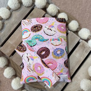 Custodia per libri / Custodia imbottita per libri / Copertina per libri / Accessori per libri / Regalo per amanti dei libri / Donuts on Pink