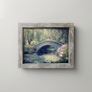 Garten Brücke Öl Gemälde, Stein Bogen Teich Kunst, ruhige Landschaft Wand Dekor, botanische Blumen Leinwand, sofortiger Download | H11