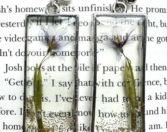 Handmade resin pressed flower earrings. A perfect gift for her, Birthdays ,Mother's day, Valentine's day, or any special occasion.