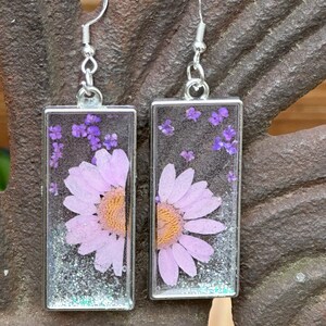 Handmade resin pressed flower earrings. A perfect gift for her, Birthdays ,Mother's day, Valentine's day, or any special occasion.