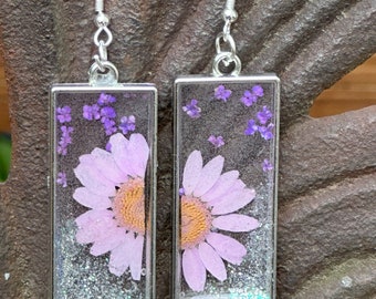 Handmade resin pressed flower earrings. A perfect gift for her, Birthdays ,Mother's day, Valentine's day, or any special occasion.