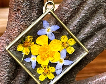 Handmade pressed flower resin pendant. Perfect gift for her or treat yourself.